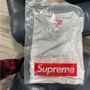 Supreme t shirt